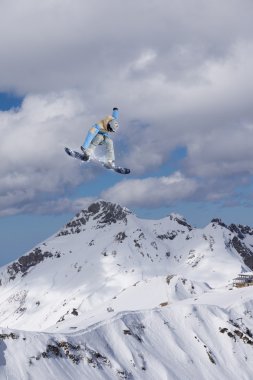 Dağlarda uçan snowboardcu. Sıra dışı spor.