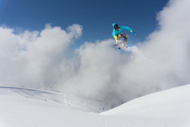 Dağlarda uçan snowboardcu. Sıra dışı spor.