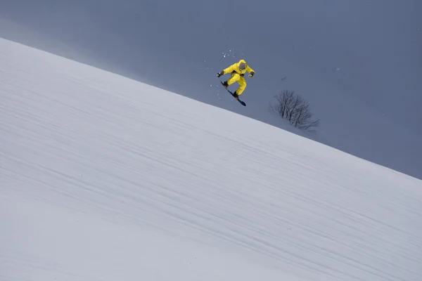 Latający snowboardzista w górach. Sporty ekstremalne. — Zdjęcie stockowe