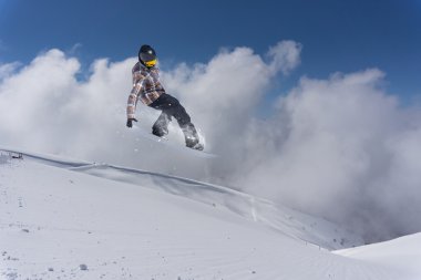 Dağlarda uçan snowboardcu. Sıra dışı spor.