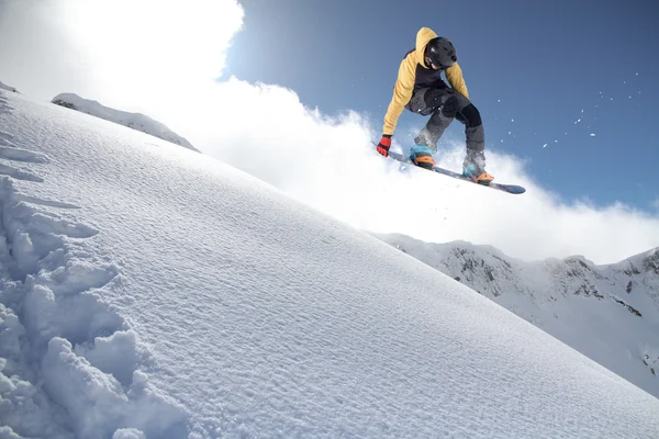 Volando snowboarder en las montañas. Deporte extremo. — Foto de Stock