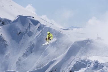 Dağlarda uçan kayakçı. Sıra dışı spor.
