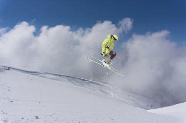 Dağlarda uçan kayakçı. Sıra dışı spor.