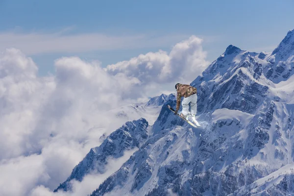 Flying skier on mountains. Extreme sport. — Stock Photo, Image