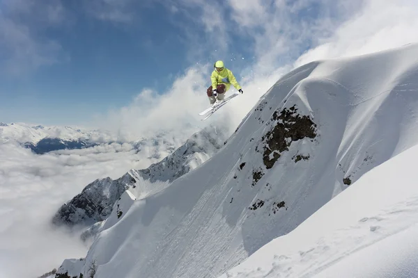 Sciatore volante sulle montagne. Sport estremi. — Foto Stock