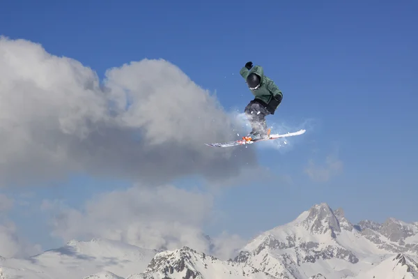 Dağlarda uçan kayakçı. Sıra dışı spor. — Stok fotoğraf