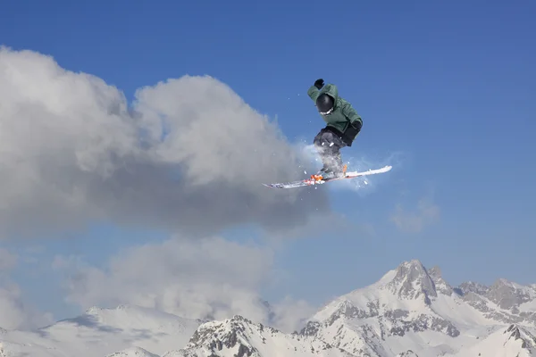 Vliegende skiër op de bergen. Extreme sport. — Stockfoto