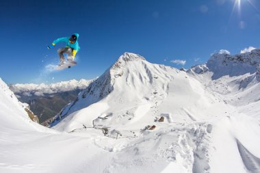 Dağlarda uçan snowboardcu. Sıra dışı spor.