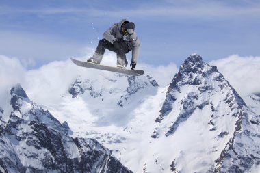 Dağlarda uçan snowboardcu. Sıra dışı spor.