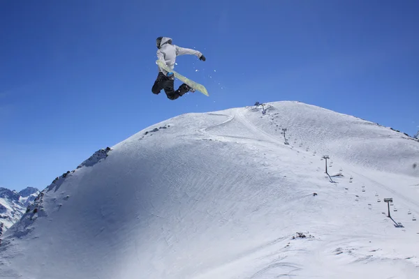 Volando snowboarder en las montañas. Deporte extremo. — Foto de Stock