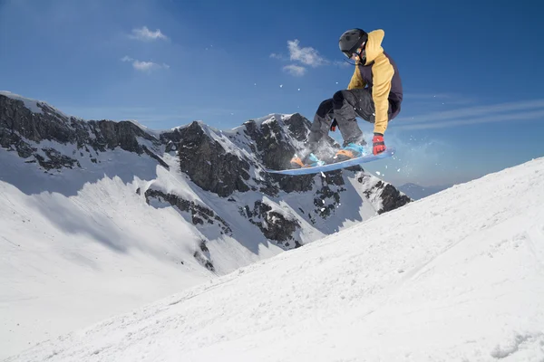 Vliegende snowboarder op de bergen. Extreme sport. — Stockfoto