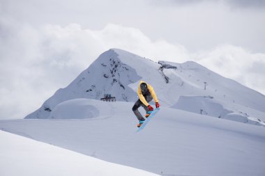 Dağlarda uçan snowboardcu. Sıra dışı spor.