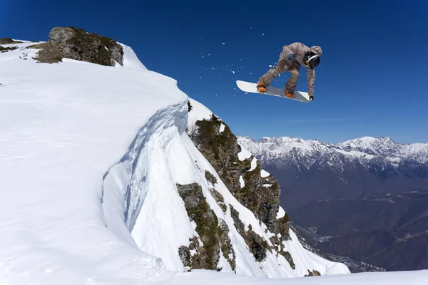 Volando snowboarder en las montañas. Deporte extremo. —  Fotos de Stock