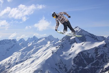 Dağlarda uçan snowboardcu. Sıra dışı spor.