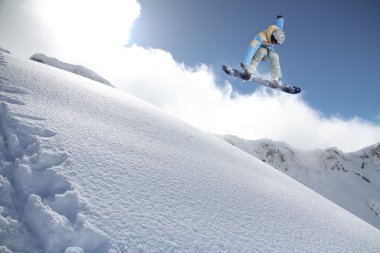 Dağlarda uçan snowboardcu. Sıra dışı spor.