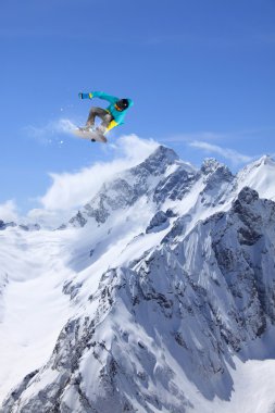 Dağlarda uçan snowboardcu. Sıra dışı spor.