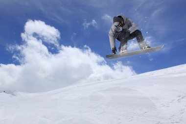 Dağlarda uçan snowboardcu. Sıra dışı spor.