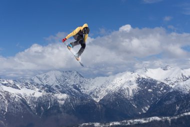 Dağlarda uçan snowboardcu. Sıra dışı spor.