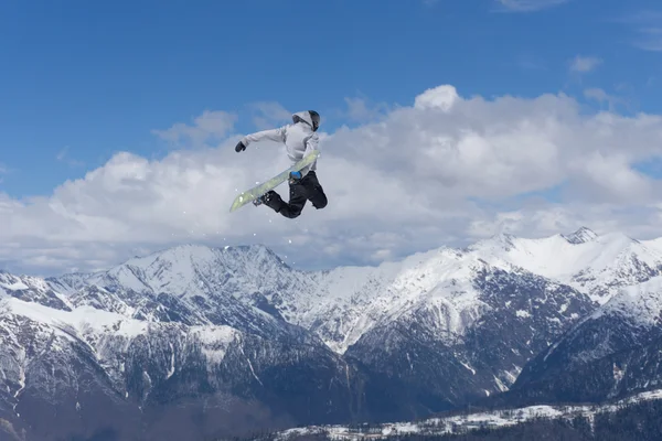 Volando snowboarder en las montañas. Deporte extremo. — Foto de Stock