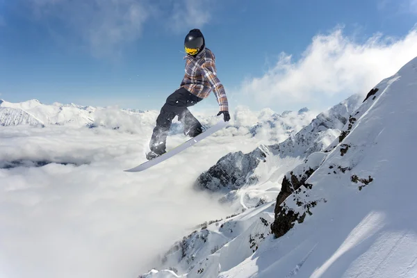 Snowboarder volant sur les montagnes. Sport extrême. — Photo