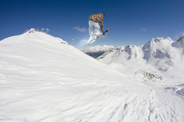 山の上で空飛ぶスキーヤー。極端なスポーツ. — ストック写真