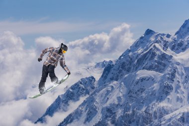 Dağlarda uçan snowboardcu. Sıra dışı spor.