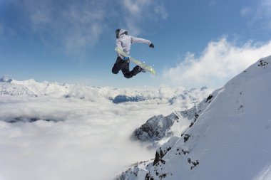 Dağlarda uçan snowboardcu. Sıra dışı spor.