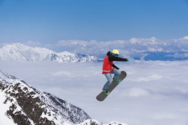 Volando snowboarder en las montañas. Deporte extremo. —  Fotos de Stock