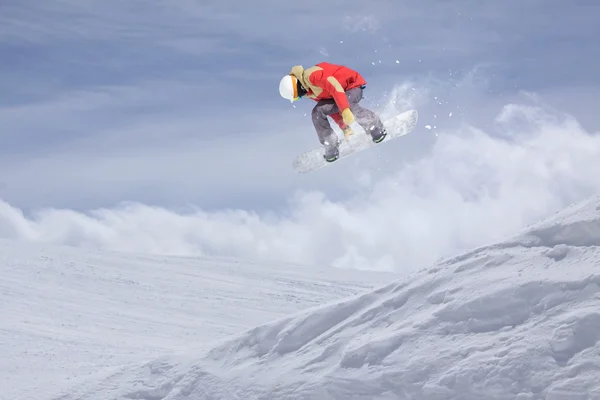 Flygande snowboardåkare på fjället. Extrem sport. — Stockfoto