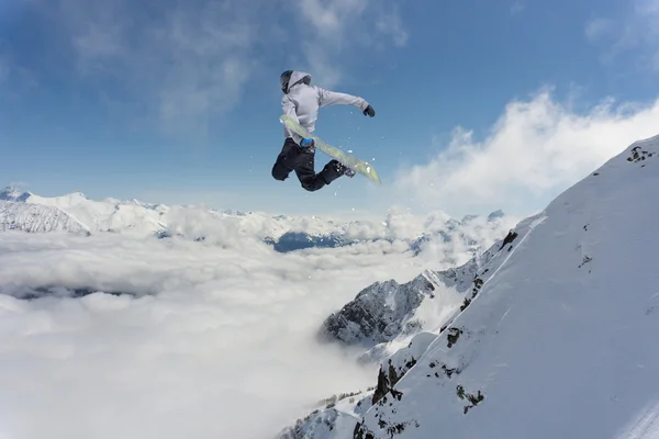 Létající snowboardista na horách. Extrémní sport. — Stock fotografie