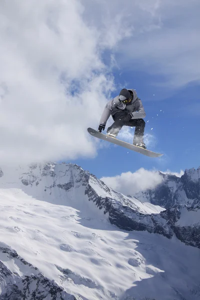 Volando snowboarder en las montañas. Deporte extremo. — Foto de Stock