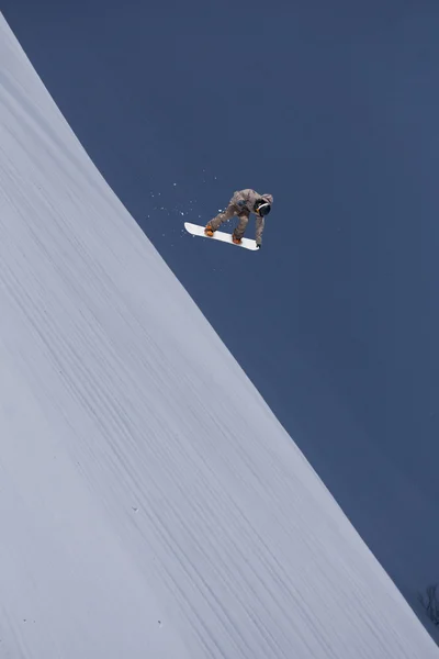 Flying snowboarder on mountains. Extreme sport. — Stock Photo, Image