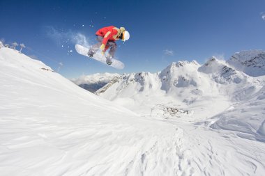 Dağlarda uçan snowboardcu. Sıra dışı spor.