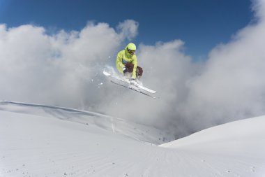 Dağlarda uçan kayakçı. Sıra dışı spor.