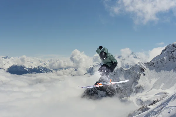 Vliegende skiër op de bergen. Extreme sport. — Stockfoto