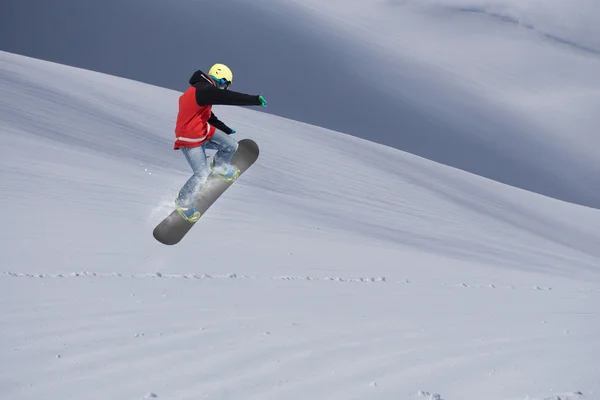 Létající snowboardista na horách. Extrémní sport. — Stock fotografie