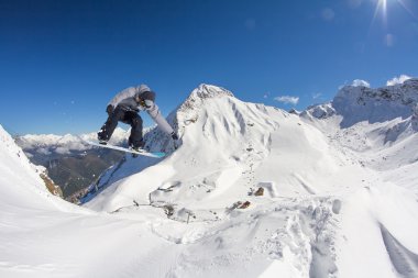 Dağlarda uçan snowboardcu. Sıra dışı spor.