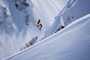 Dağlarda uçan snowboardcu. Sıra dışı spor.
