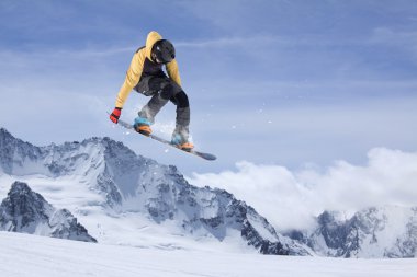 Dağlarda uçan snowboardcu. Sıra dışı spor.