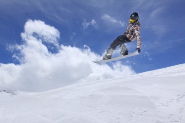 Dağlarda uçan snowboardcu. Sıra dışı spor.