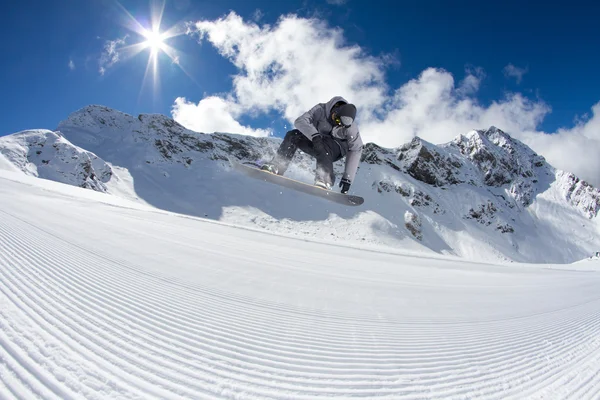 Snowboarder volante sulle montagne. Sport estremi. — Foto Stock