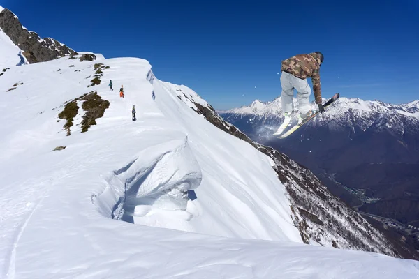 Létající lyžař na horách. Extrémní sport. — Stock fotografie