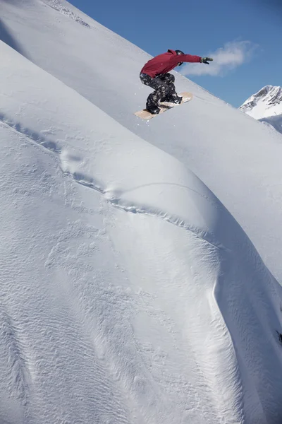 Vliegende snowboarder op de bergen. Extreme sport. — Stockfoto