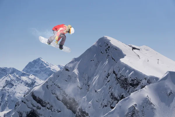 Snowboarder volante sulle montagne. Sport estremi. — Foto Stock