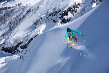 Dağlarda uçan snowboardcu. Sıra dışı spor.