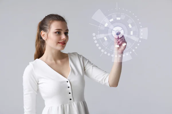 Technologie der Zukunft. Frau arbeitet mit futuristischem Interface — Stockfoto