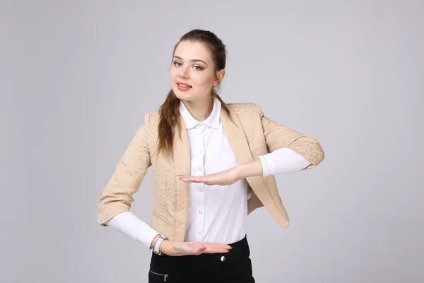 Vrouw met iets in handen — Stockfoto