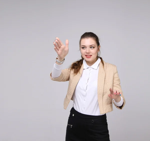 Chica joven trabajando con pantalla virtual — Foto de Stock