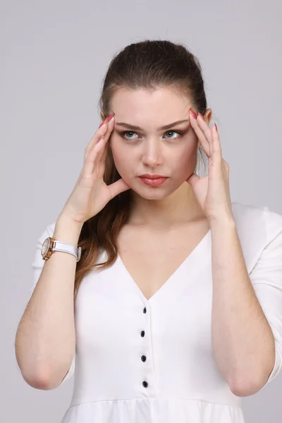 Schöne junge Frau mit Kopfschmerzen, die ihre Schläfen berühren — Stockfoto