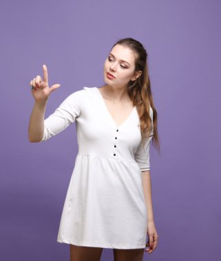 kadın sanal bir düğmeye basmadan